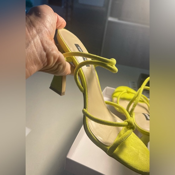 Used only once these green sandals are so cute. - Picture 3 of 4